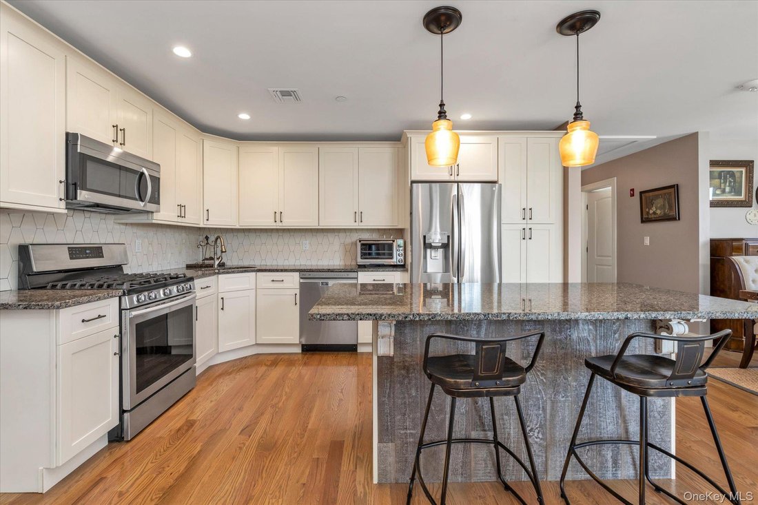 Condo in Copiague, New York, United States 4 - 18072819
