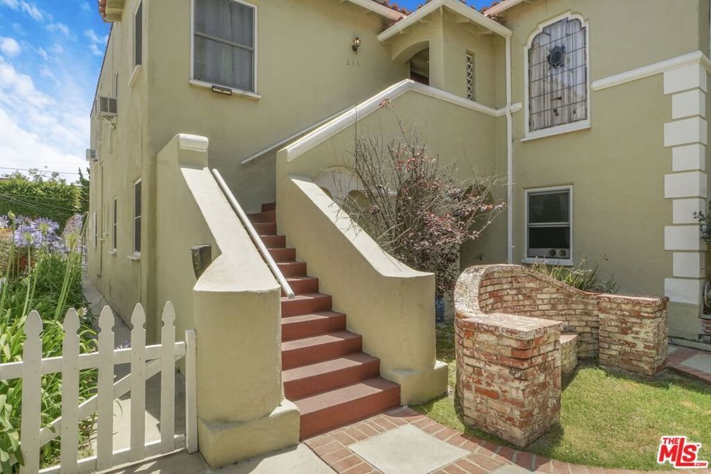 Beverly Hills, California, United States 4 - 18074819