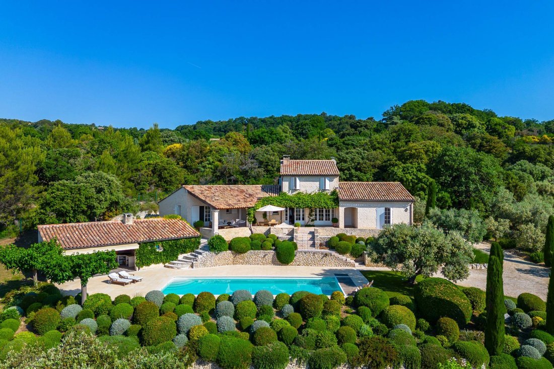 Estate in Joucas, Provence-Alpes-Côte d'Azur, France 1 - 18037232