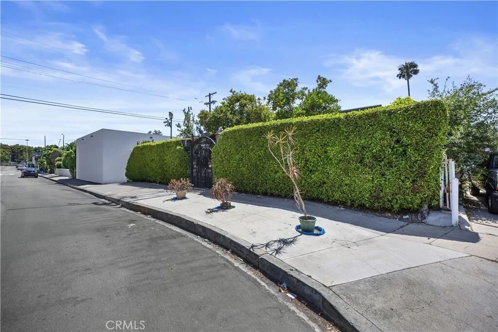 Los Angeles, California, United States 3 - 18079436