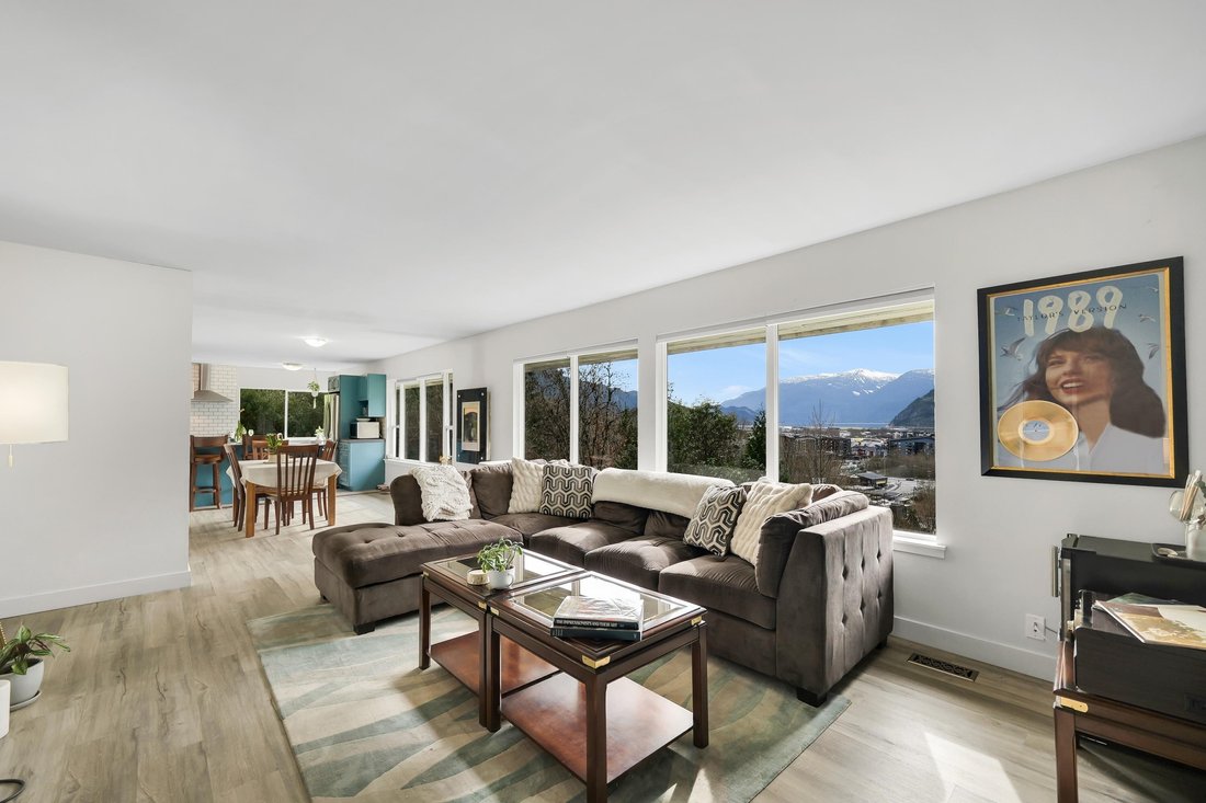 House in Squamish, British Columbia, Canada 5 - 18076629