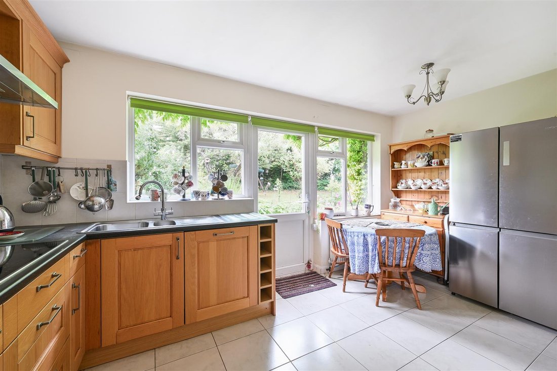 Bungalow in Nork, Reigate and Banstead, England 2 - 18078538