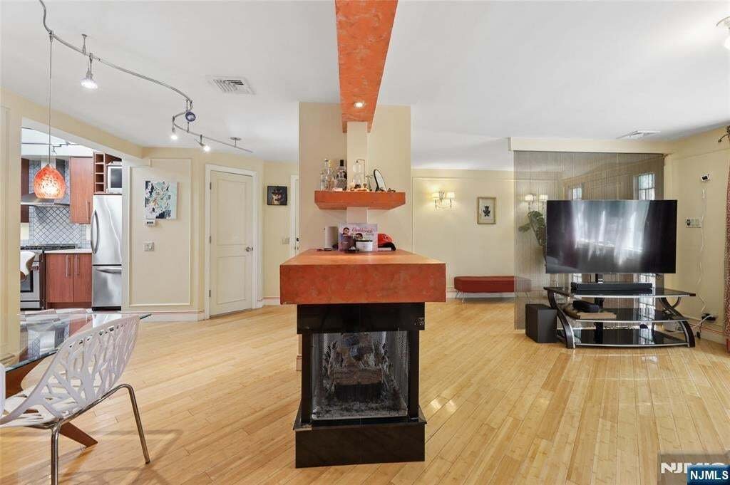 Fair Lawn, New Jersey, United States 5 - 18076486