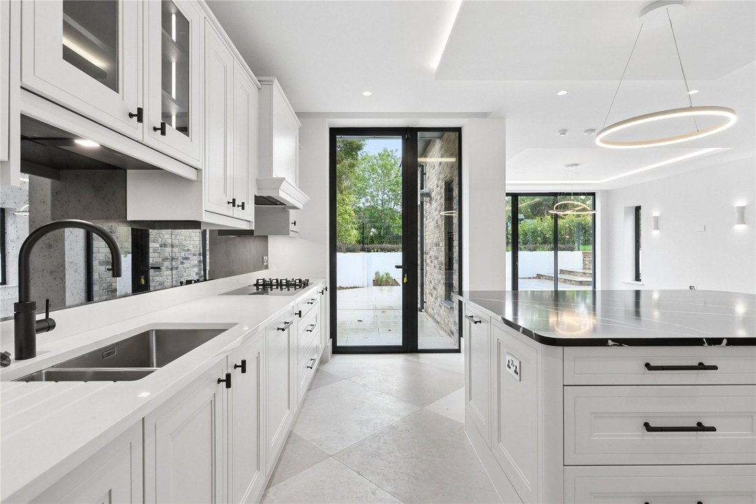 House in Fairmile, Elmbridge, England 4 - 18072575