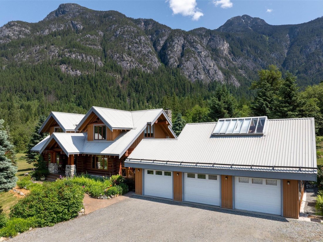 House in Owl Creek, British Columbia, Canada 2 - 18077757