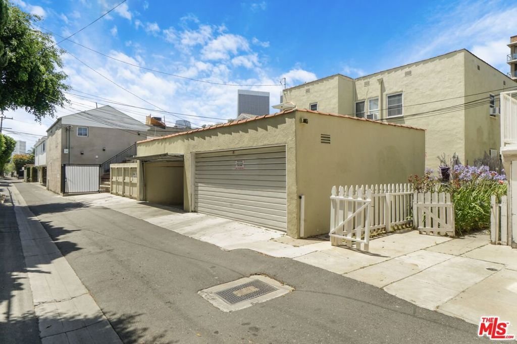 Beverly Hills, California, United States 5 - 18074819