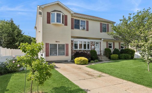 House in West Babylon, New York, United States 1