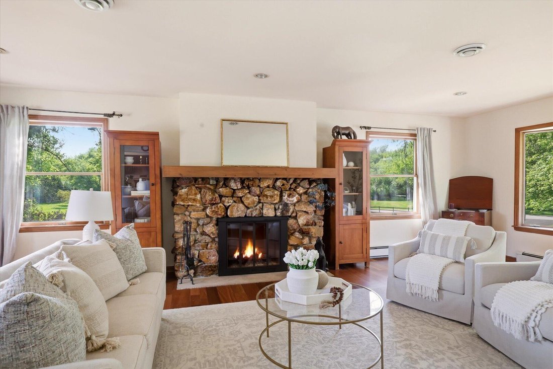 House in Waukesha, Wisconsin, United States 5 - 18079636