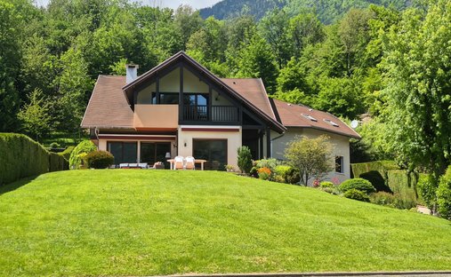 House in Mercury, Auvergne-Rhône-Alpes, France 1
