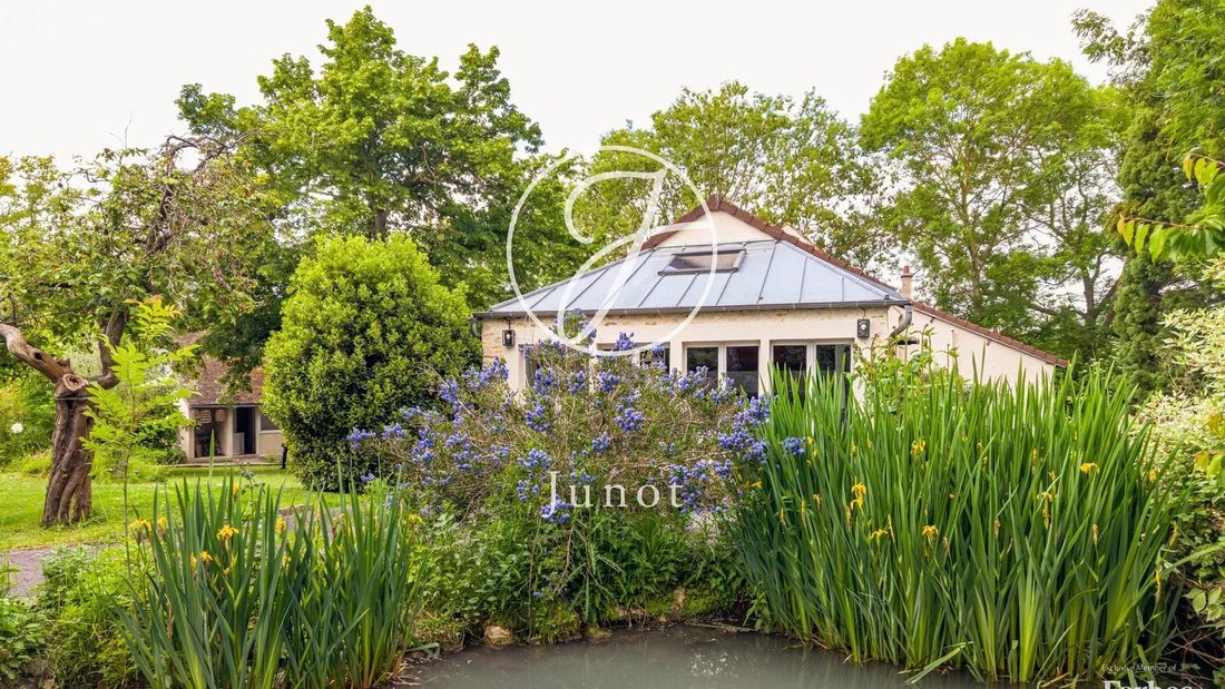 Thoiry, Ile-de-France, France 5 - 18072955