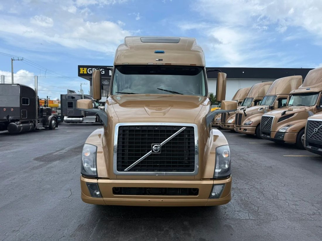 2018 Volvo Commercial VNL VNL 670 Sleeper in Miami, FL, United States 2 - 18077370