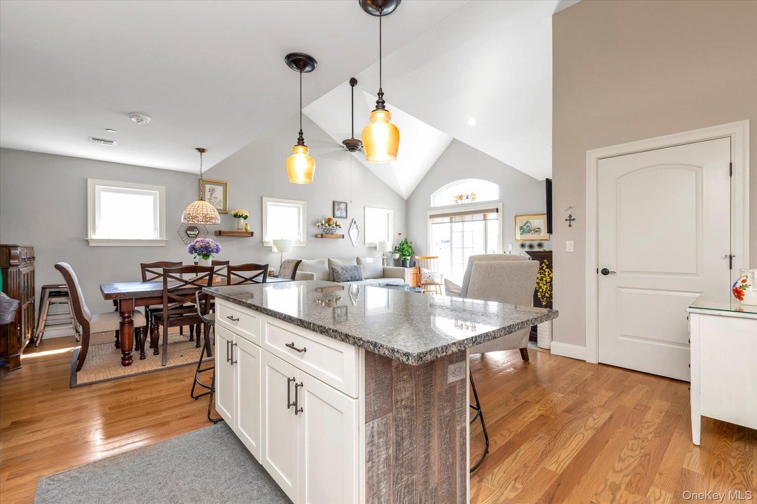 Condo in Copiague, New York, United States 3 - 18072819