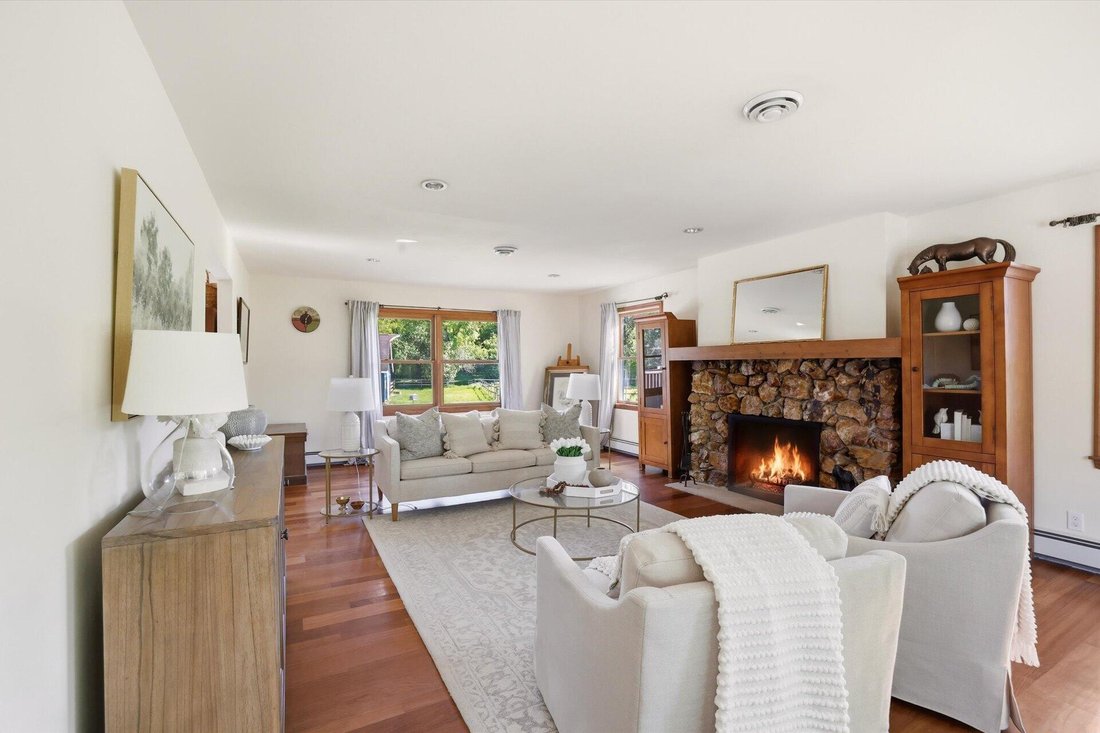 House in Waukesha, Wisconsin, United States 4 - 18079636