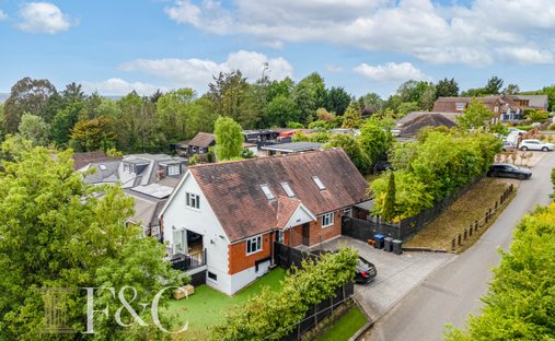 House in Broadley Common, Roydon, England 1