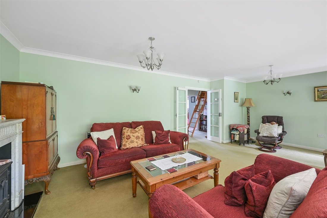 Bungalow in Nork, Reigate and Banstead, England 5 - 18078538