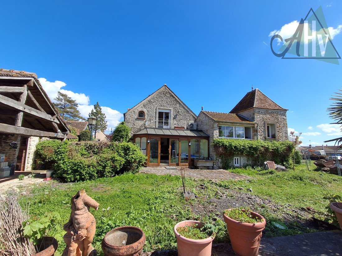 Estate in Grandpuits-Bailly-Carrois, Ile-de-France, France 3 - 18075361
