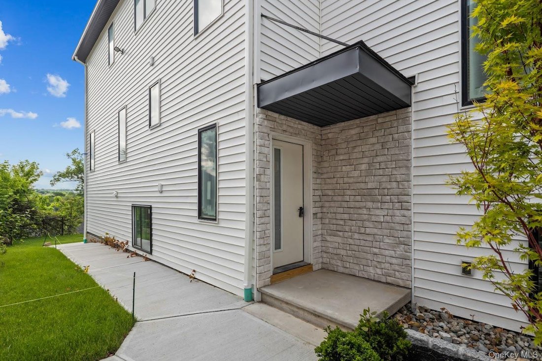 Condo in Spring Valley, New York, United States 4 - 18074662
