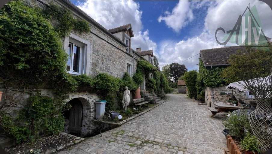 Estate in Grandpuits-Bailly-Carrois, Ile-de-France, France 1 - 18075361