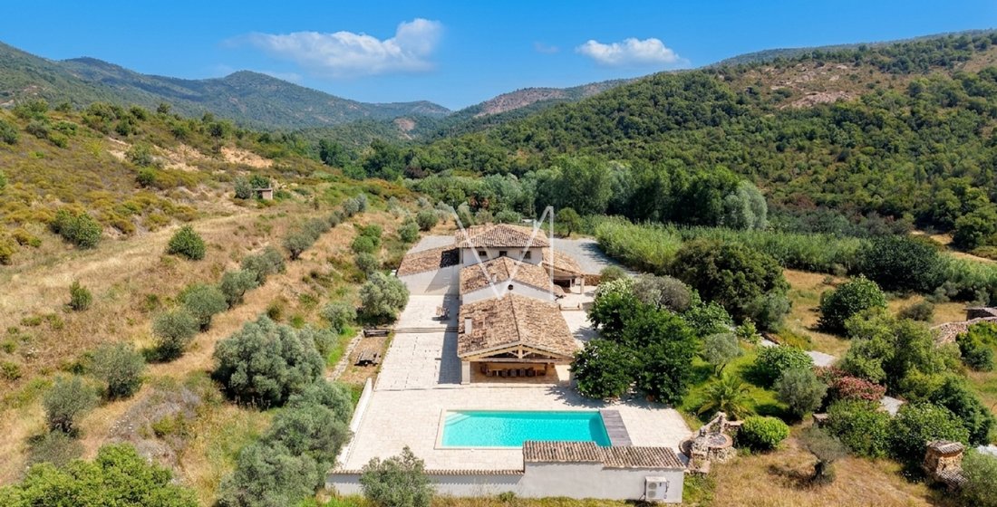 Estate in Le Plan-de-la-Tour, Provence-Alpes-Côte d'Azur, France 2 - 16993111