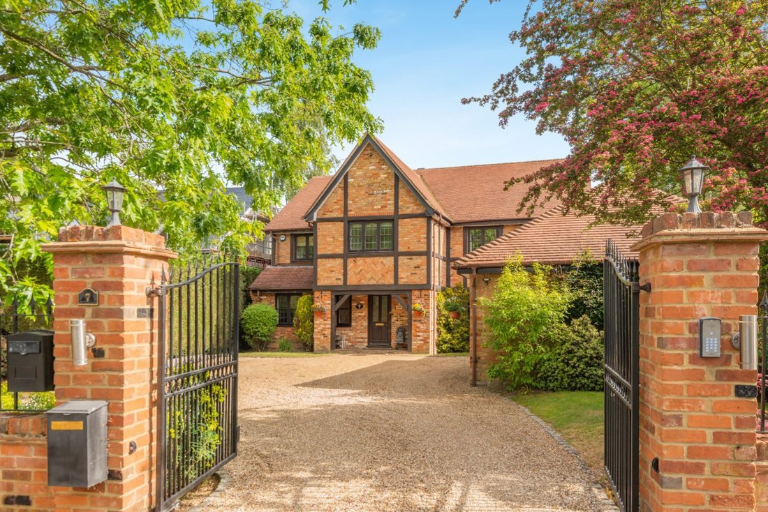 House in Tatling End, Gerrards Cross, England 1 - 18072792