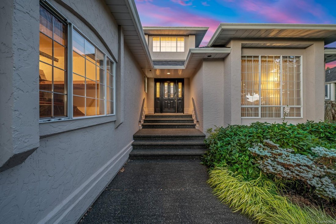 House in Comox, British Columbia, Canada 2 - 18076682