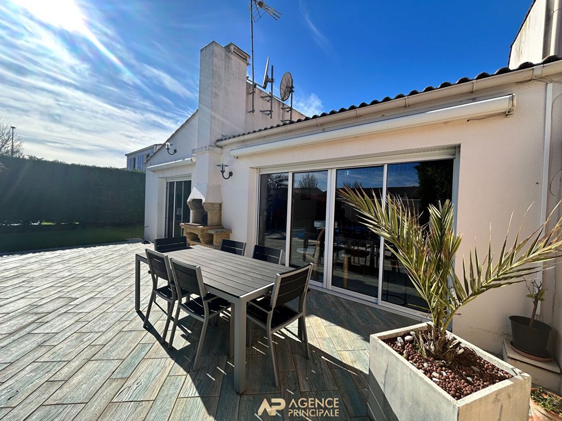 House in Bourg, Aytre, France 2 - 18072565