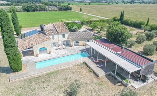 Estate in Arles, Provence-Alpes-Côte d'Azur, France 1