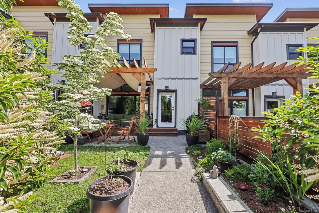 Townhouse in Courtenay, British Columbia, Canada 3 - 18076692