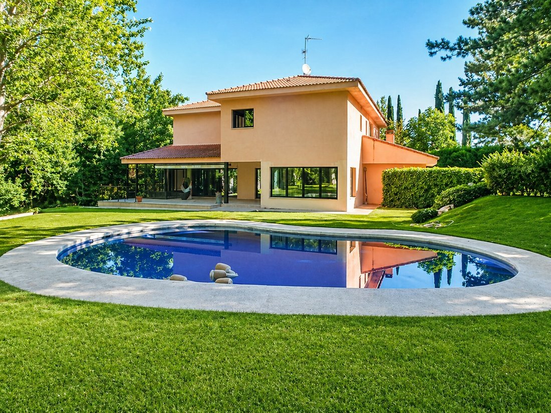 Villa in Somosaguas, Pozuelo de Alarcon, Comunidad de Madrid 2 - 18079954
