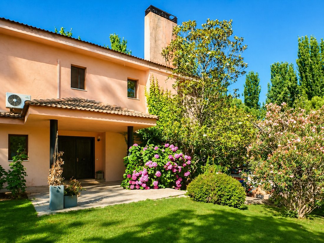 Villa in Somosaguas, Pozuelo de Alarcon, Comunidad de Madrid 3 - 18079954