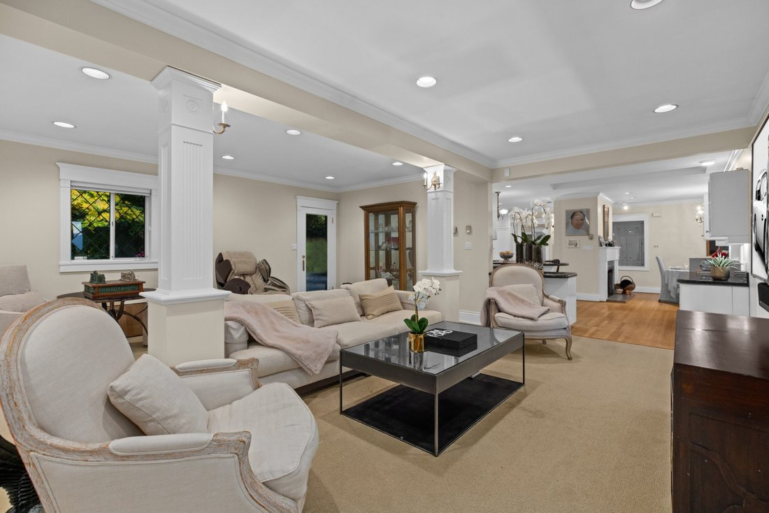 Estate in University Endowment Lands, British Columbia, Canada 2 - 18080068
