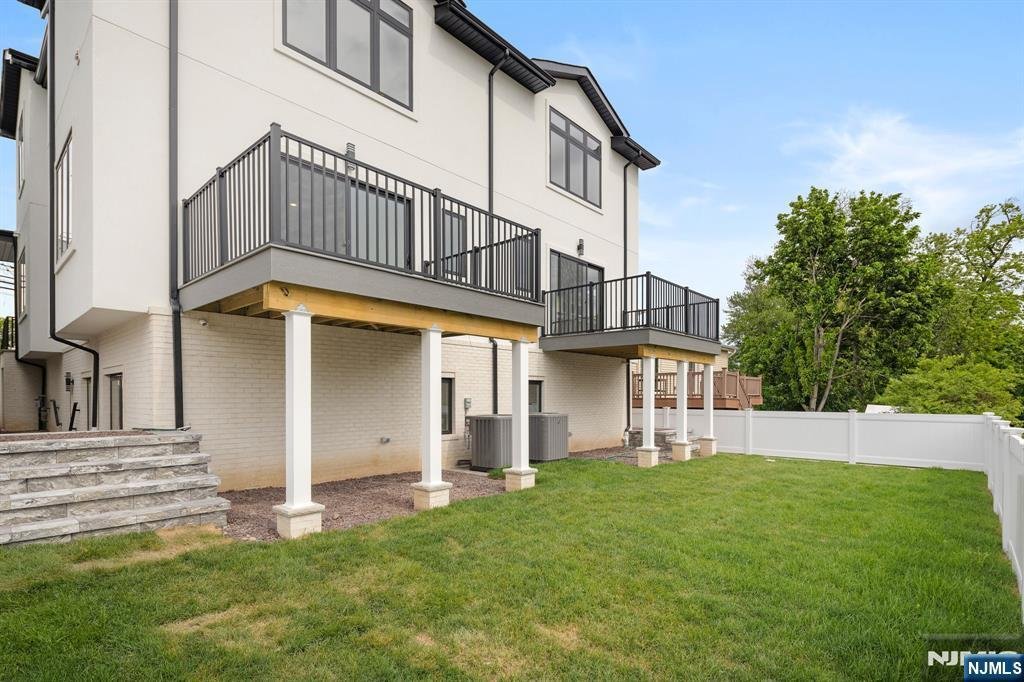 House in Palisades Park, New Jersey, United States 4 - 18080012