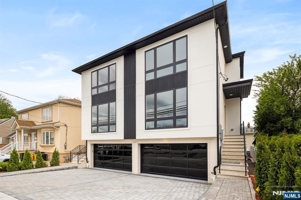 House in Palisades Park, New Jersey, United States 3 - 18080012