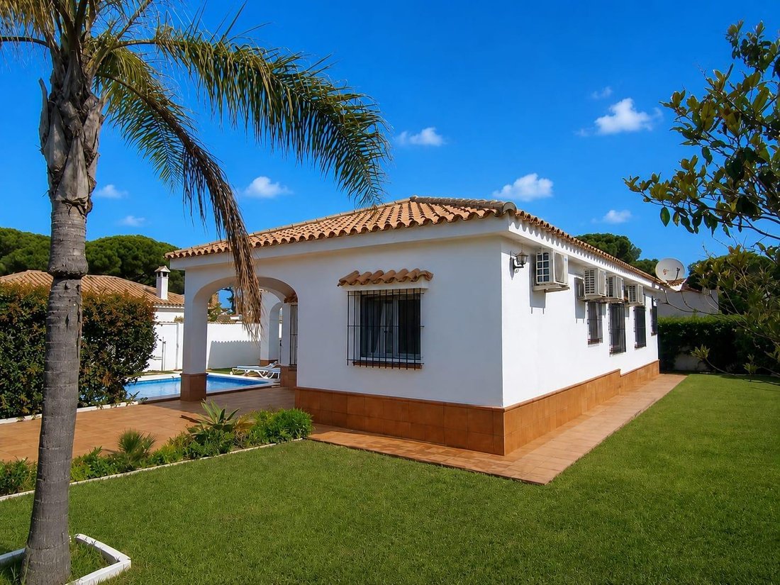 Chalet in Chiclana de la Frontera, Andalusia, Spain 2 - 18054202