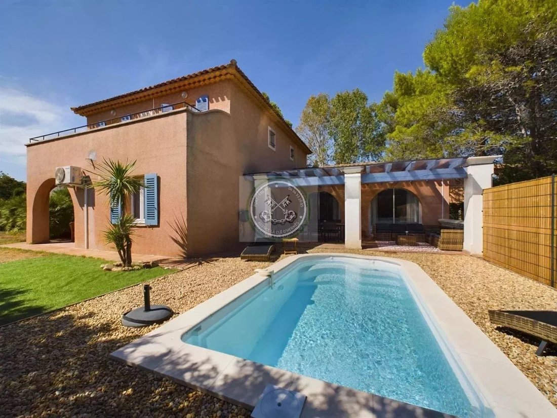Villa in Frejus, Provence-Alpes-Côte d'Azur, France 1 - 15219083