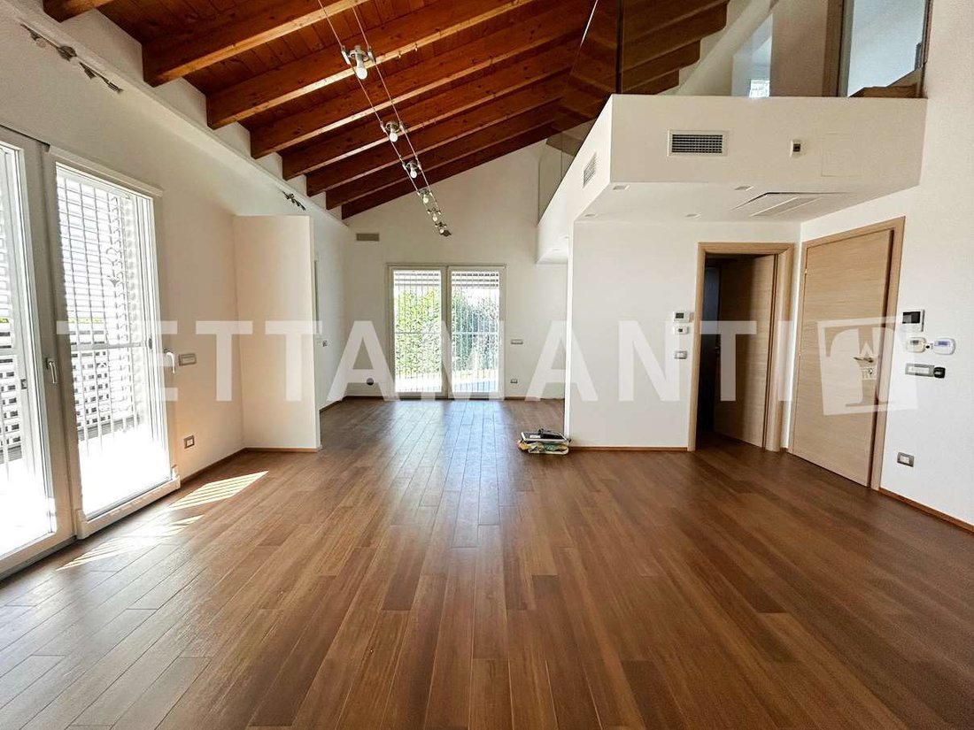 Villa in Oltrona di San Mamette, Lombardy, Italy 4 - 18085521