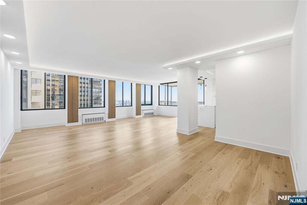 Condo in Cliffside Park, New Jersey, United States 1 - 18083926