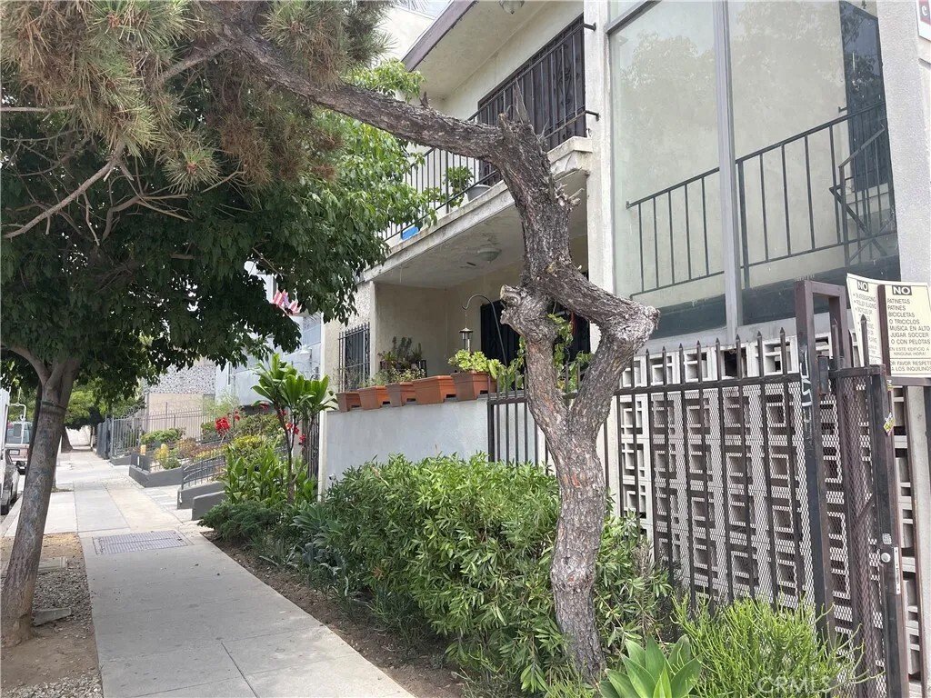 Los Angeles, California, United States 2 - 18081830