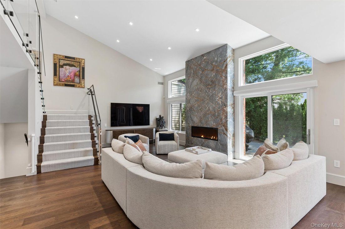 Condo in Manhasset, New York, United States 3 - 18082940