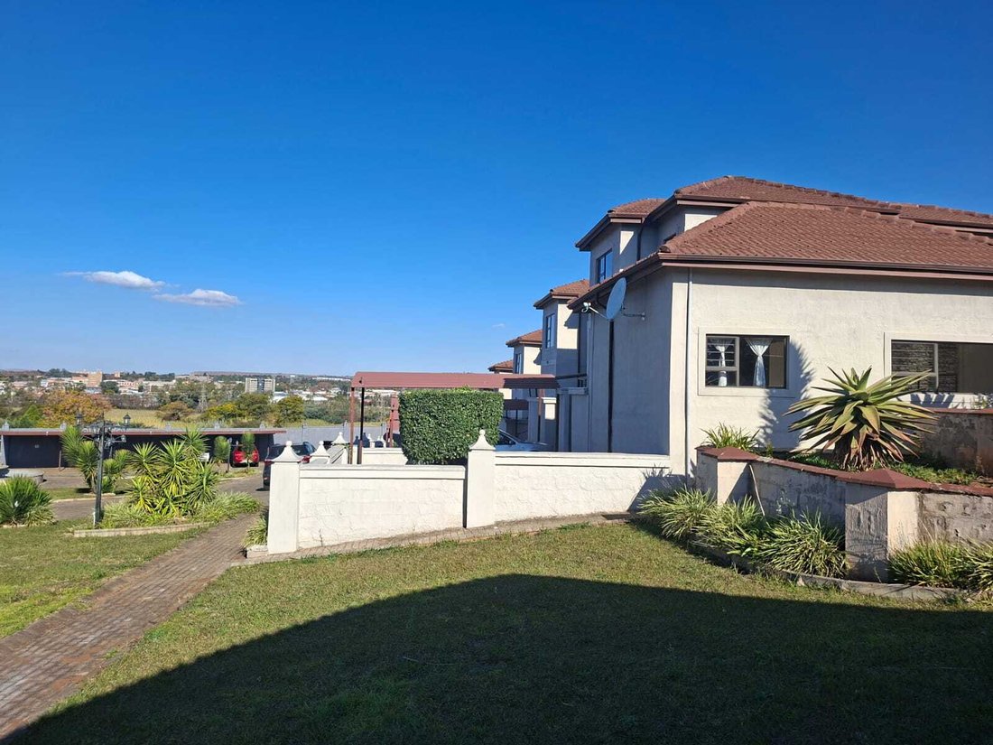 Townhouse in Amiel Park, Pioneer Park, KwaZulu-Natal 1 - 18083615