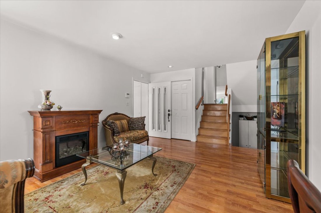 House in Bethpage, New York, United States 5 - 18080888