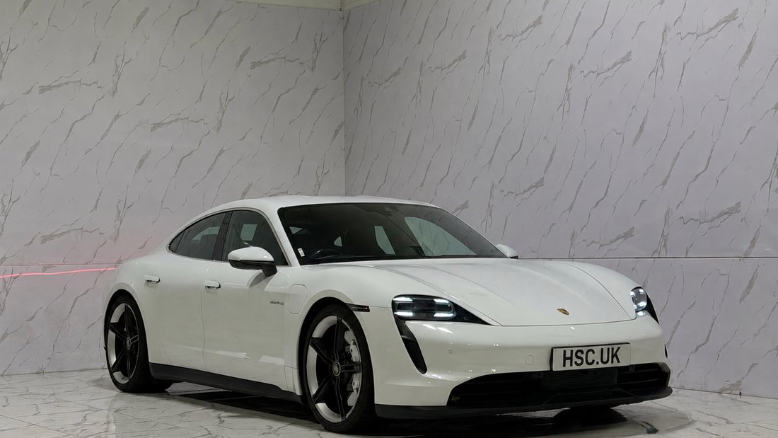 Sedan in Ruislip, United Kingdom 1 - 18056784