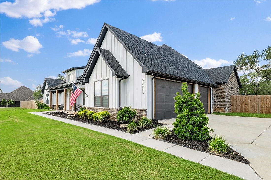 House in Weatherford, Texas, United States 2 - 18082579