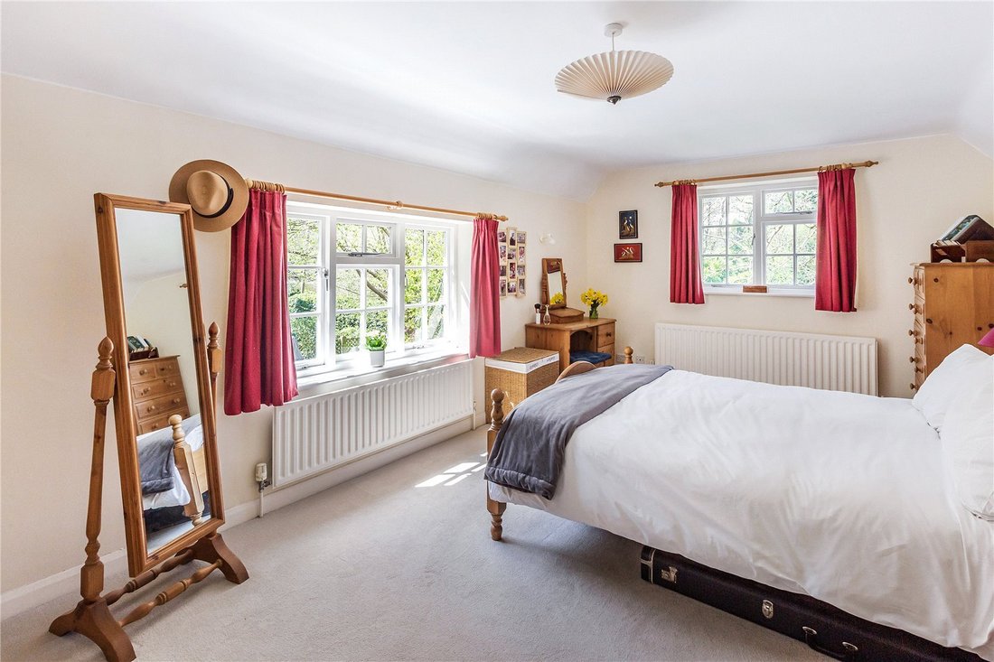 House in Lower Bourne, England 5 - 18081221