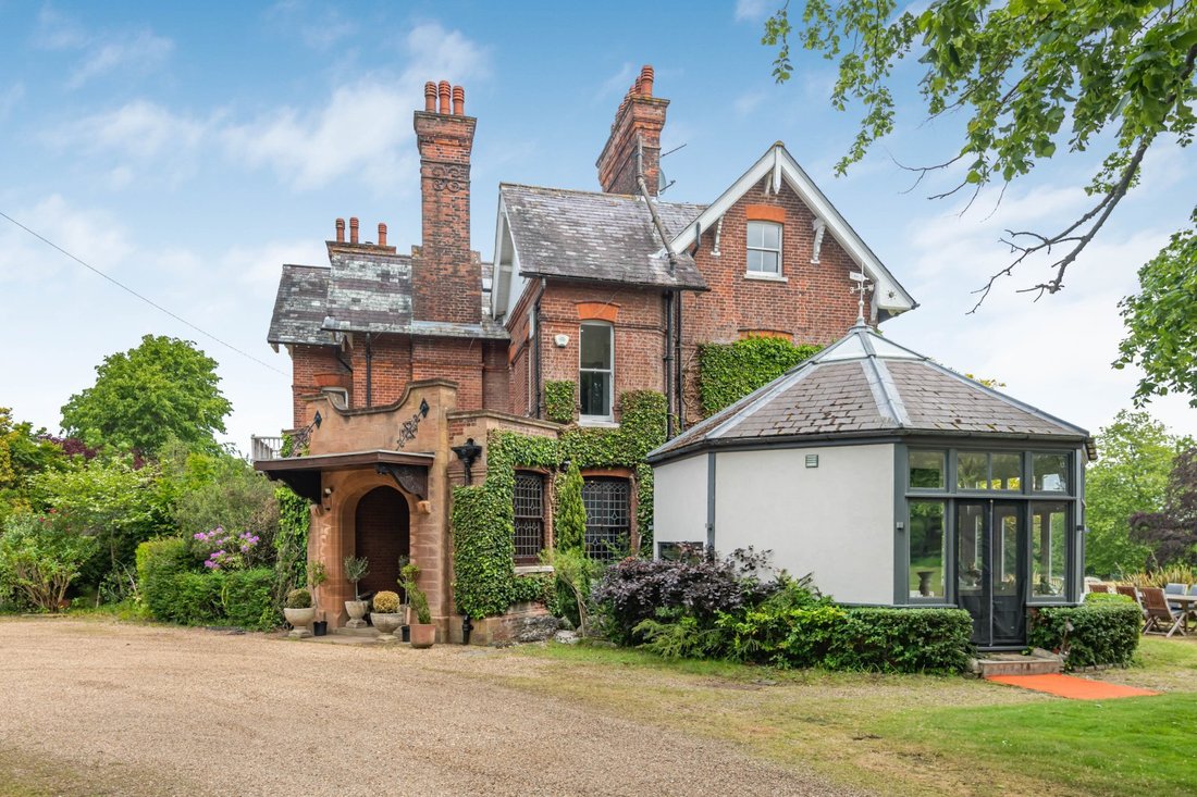 House in Little Berkhamsted, England 4 - 18081270
