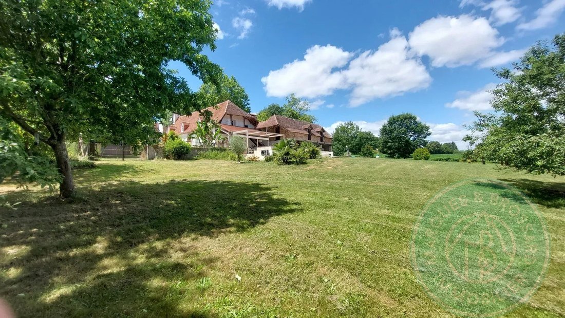 Estate in Lembeye, Nouvelle-Aquitaine, France 1 - 18083062