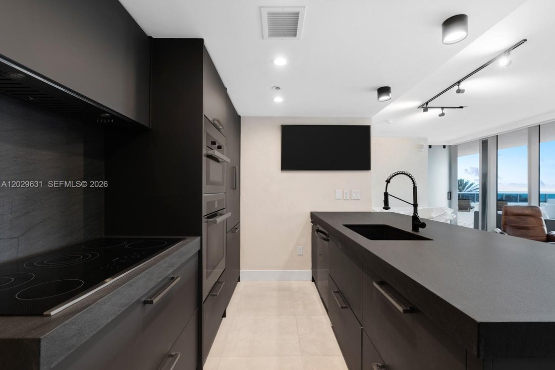 Condo in Miami Beach, Florida, United States 5 - 18085459