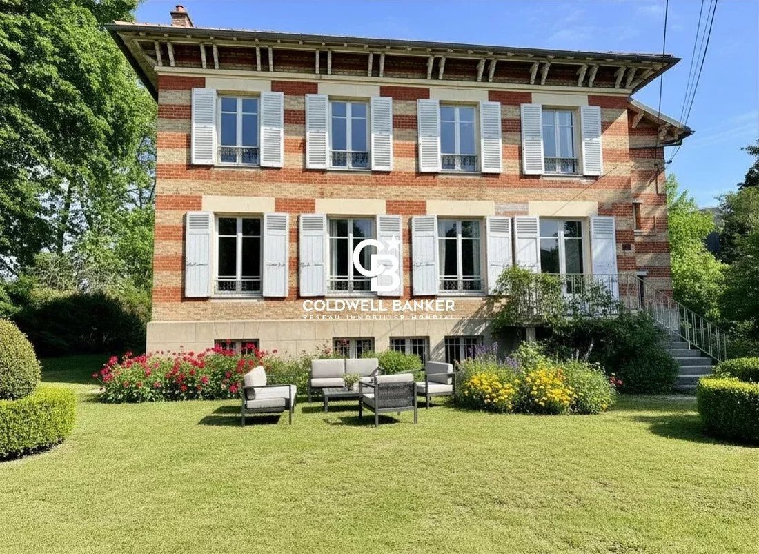 House in Le Vésinet, Ile-de-France, France 1 - 17860696