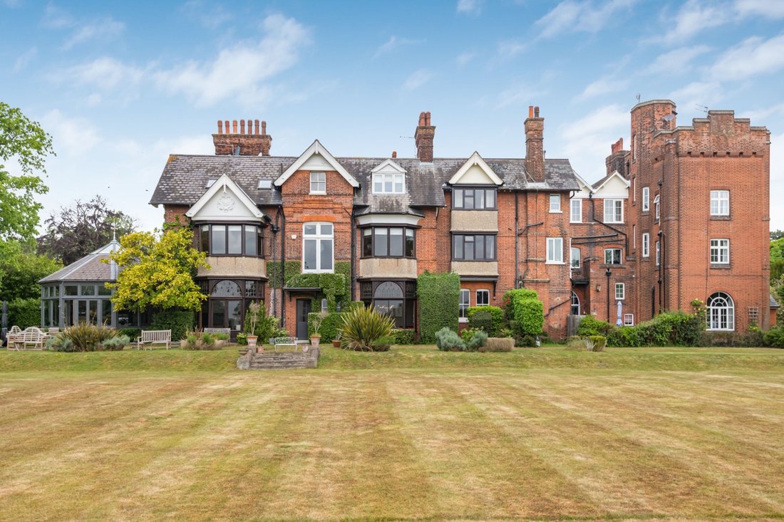 House in Little Berkhamsted, England 1 - 18081270