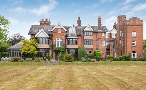 House in Little Berkhamsted, England 1